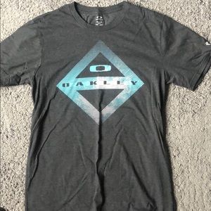 Oakley t-shirt